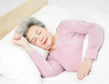 大家被“8小时睡眠论”欺骗了？60岁后，最佳的睡眠时间是多少？（60岁以上老人正常睡眠时间）